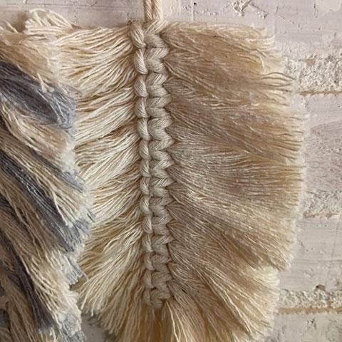 Móbile de folhas de macramê