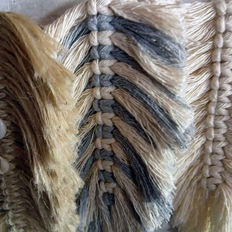 Móbile de folhas de macramê