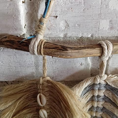 Móbile de folhas de macramê