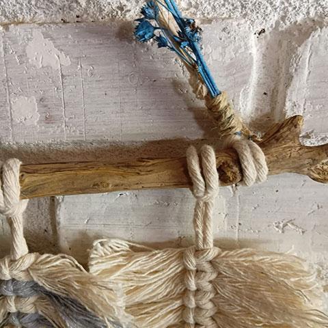 Móbile de folhas de macramê