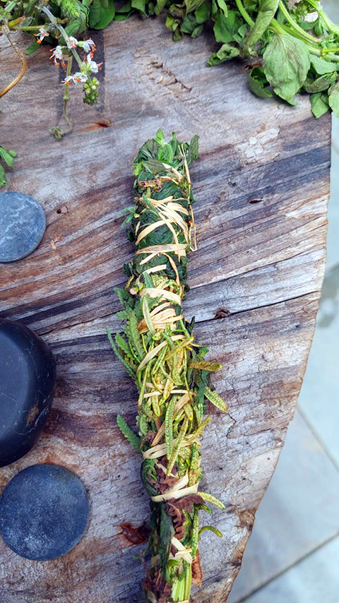 Incenso natural de folhas secas e frescas