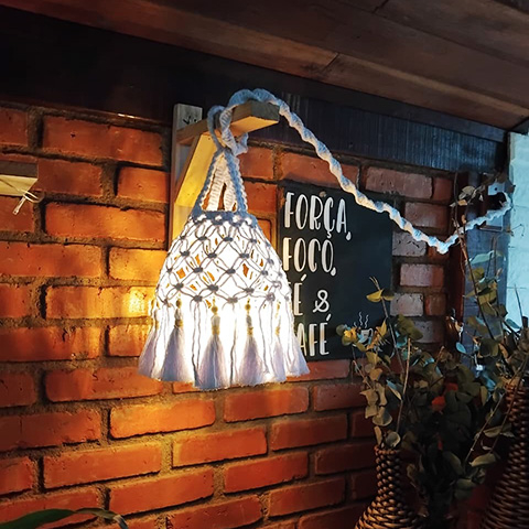Luminária de Parede Artesanal em Macramê e Madeira