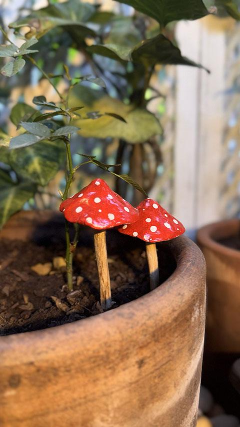 Cogumelo de jardim feito de cerâmica fria