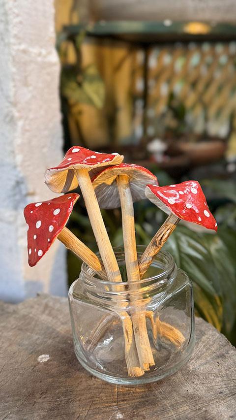 Cogumelo de jardim feito de cerâmica fria