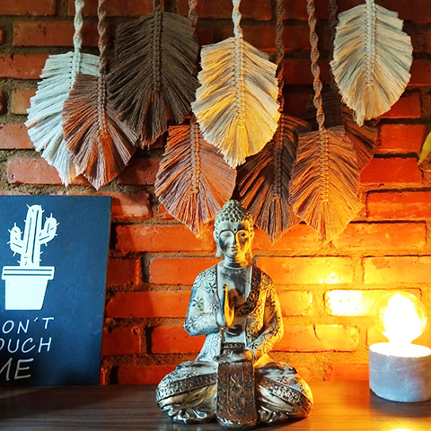 Painel de macramê de folhas penduradas no galho