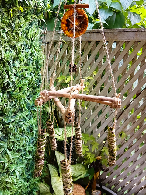 Incenso natutral pendurado em móbile pentagrama de galhos