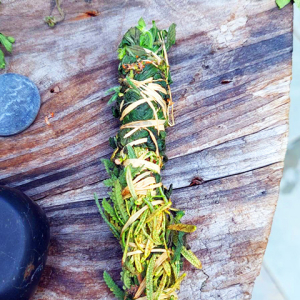 Incenso natural de folhas secas e frescas