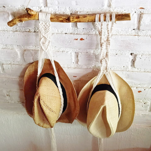 Porta-chapéu duplo de macramê