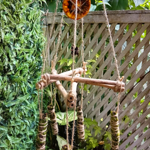 Incenso natutral pendurado em móbile pentagrama de galhos